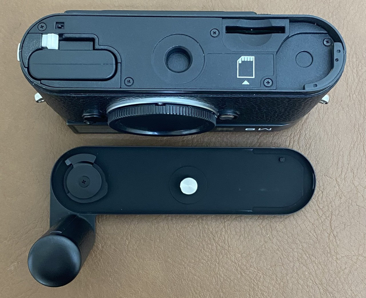 LEICA M8 Black Chrome + 14486 ハンドグリップ LEICA M8 Black Chrome + 14486 ハンドグリップ – まるかめら